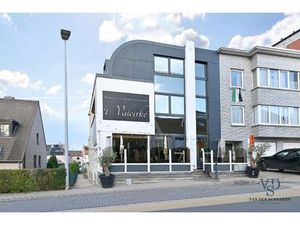 Handelspand (>300 m²) en 2 appartementen.