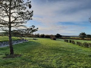 Petite maison à rénover dans un écrin de verdure