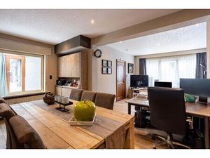 Woning met 3 garages en mogelijkheid tot verkaveling