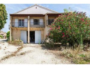 Maison à rénover sur une parcelle de 730 m² piscinable. Cave et Cuves à vin