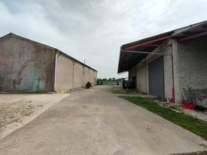ENTREPOTS 1000 m² avec parking et terrain 3000 m²