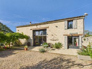 Magnifique grange en pierre  avec 6 chambres  4 salles de bain et piscine chauffée