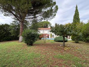 Mas d'environ 214 m² sur parcelle constructible de 2080 m² avec piscine  garage et abri -.