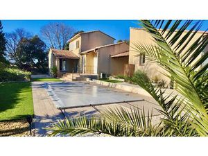 Au coeur du village de St Saturnin les Apt  lumineuse maison avec piscine