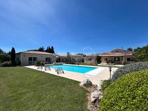 Très belle maison avec dépendances d'environ 338 m² sur parcelle arboré de 5000 m² avec...