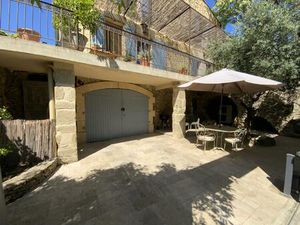 Charmante maison en pierre dans village avec cour et garage proche uzes