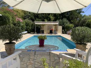 Villa de plain pied dans un quartier résidentiel d'Uzès sur un terrain de 1500 m2 avec...