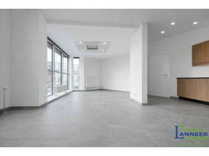 Kantoorruimte met grote raampartij en visibiliteit te Herne