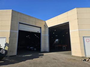 Magazijn met kantoorunit te Drongen