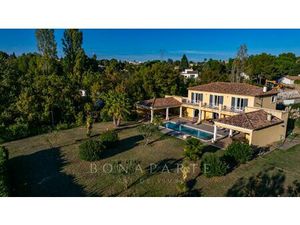 Propriété familiale unique dans un cadre calme et verdoyant