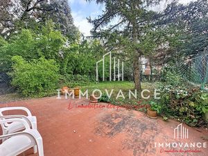 Appartement traversant avec 100m2 jardin au RDC  2 chambres