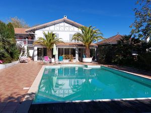 À vendre à Hagetmau (40) : immense maison avec 9 pièces