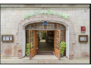 Murs et fond de commerce L'Hostellerie des Trois Pigeons  nichée dans le centre historique