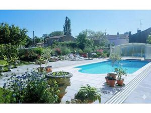 Charmante Maison de Village avec Grand Jardin  Piscine Couverte et Dépendances