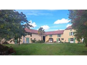 Maison de village de pierre dans la vallée de l’Adour