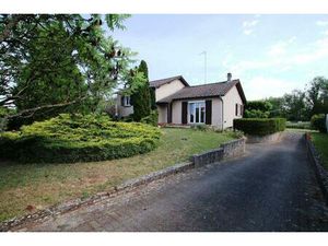 Maison individuelle en demi-niveau 6 pièces  terrain 40 ares  garage 2 véhicules à vendre.