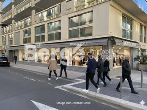 Vitrine d'angle exceptionnelle - Carré d'Or - Local commercial