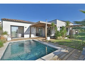 Villa P4 d'env. 90m2 de plain pied terrain 365m2 piscine gar