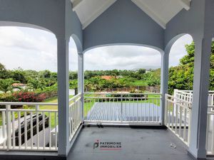 SAINTE-ROSE T4 AVEC PISCINE TOUTES CHARGES COMPRISES