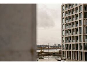 Max Dudler: uitgepuurde lijnen en Zwitserse precisie in een hoekappartement aan de Schelde