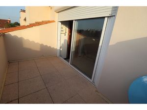 STUDIO MEUBLE AVEC TERRASSE PROCHE FAC