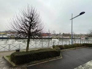 Montargis face au canal de Briare