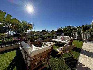 À seulement 200 m des plages superbe appartement entièrement rénové  offrant une vue mer p