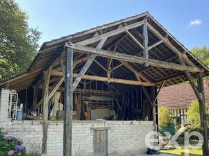 Grange avec espace fermé et zone de stockage