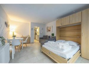 Studio op steenworp van het strand