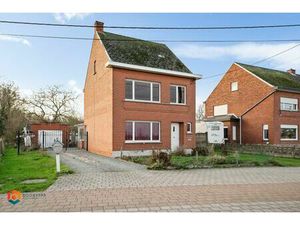 Te renoveren woning met 3 slpkrs en 2 garages in Berlaar-Heikant