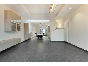 Gerenoveerde woning met prachtige leefruimte en garage!