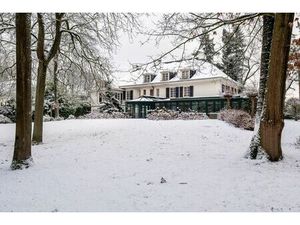 Villa met binnenzwembad en conciërgerie op riant perceel