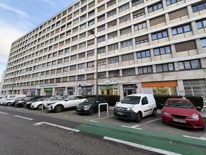 Location Local Professionnel 1 496m²