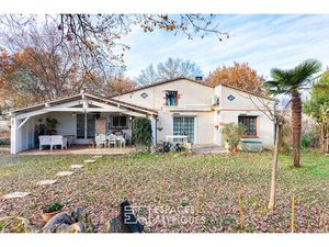 Villa familiale avec espace professionnel dans son environnement boisé