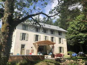 Situation idyllique pour cette maison de campagne de 11 chambres et 11 salles de bains ...