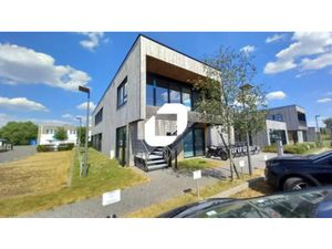 A LOUER  AMENAGES  CLOISONNES  CABLES