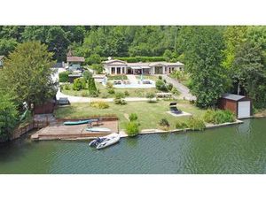 Magnifique propriété au bord de la rivière avec piscine