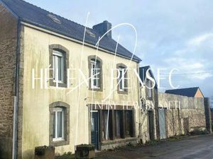 Maison divisée en 2 appartements  avec hangar attenant de 200 m².