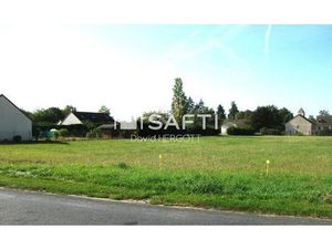 Terrain constructible de 900m² (non viabilisé) situé au premier rang en bordure de route