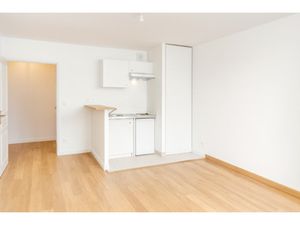 Dans une petite résidence de 2012  à 5 minutes à pied du RER