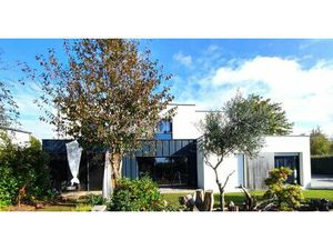 Elégante Contemporaine de 2018 : un Havre de Paix avec piscine