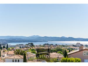 Situation dominante  vue mer  calme et proximité calanques