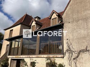 Coeur de causse Maison de type F5 à rénover  avec grange en pierre sur 13285m2 de terrain.