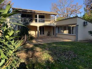 A 4 km à pieds du Pont du Gard  Villa avec 1500 m2 de terrain.