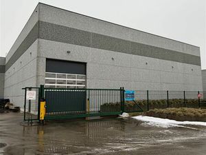 Ruim  goed gelokaliseerd magazijn te huur met parking!