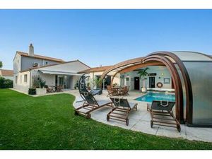 Propriété de standing d'environ 300 m²  4 chambres avec piscine