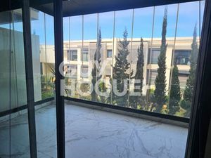 Superbe appartement de 199 m2 dont 15m2 de terrasse avec 2 places de parking et box à Dar 