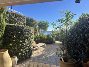 Charme et cadre exceptionnel pour ce rez de jardin vue mer