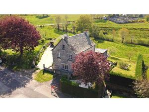 Maison d'habitation avec terrain et garages