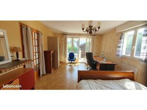 Loue tres grande chambre meublée a étudiants/ stagiaires